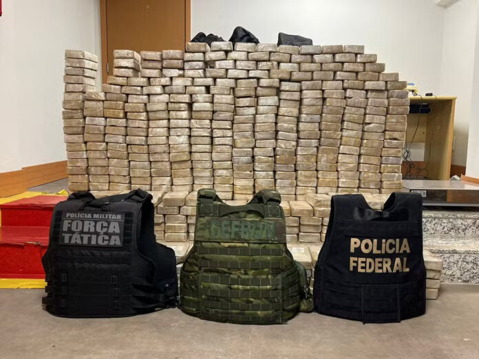Motorista foge e polícia apreende mais de 400 kg de drogas escondidas em caminhão de MT