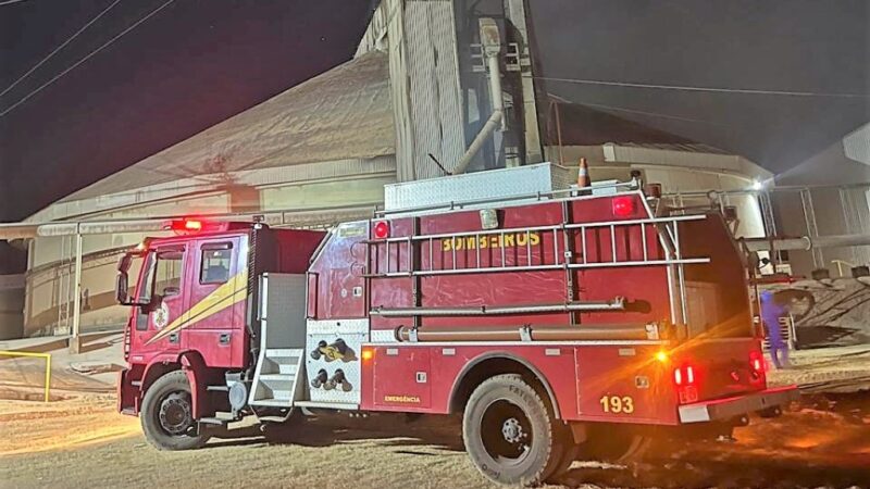 Corpo de Bombeiros extingue incêndio em três silos de grãos em Lucas do Rio Verde