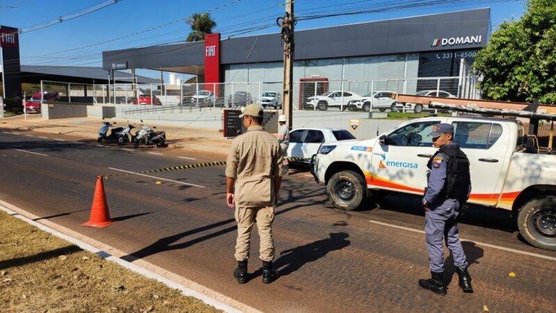 Bombeiros atendem ocorrência de queda de fio energizado em via pública