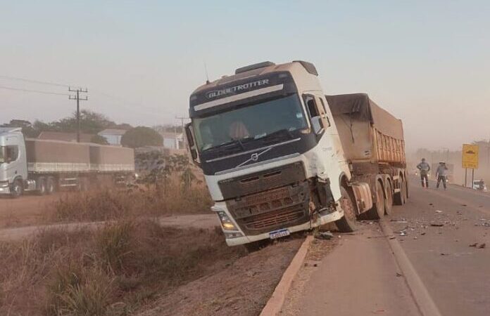 Colisão entre moto e carreta deixa um morto na BR163