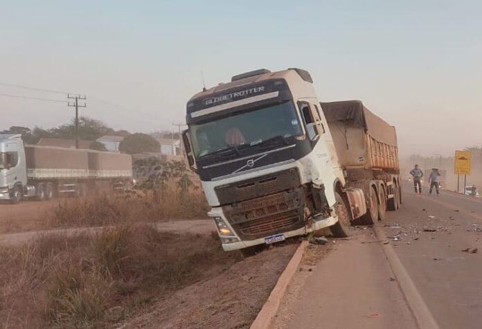 Colisão entre moto e carreta deixa um morto na BR163