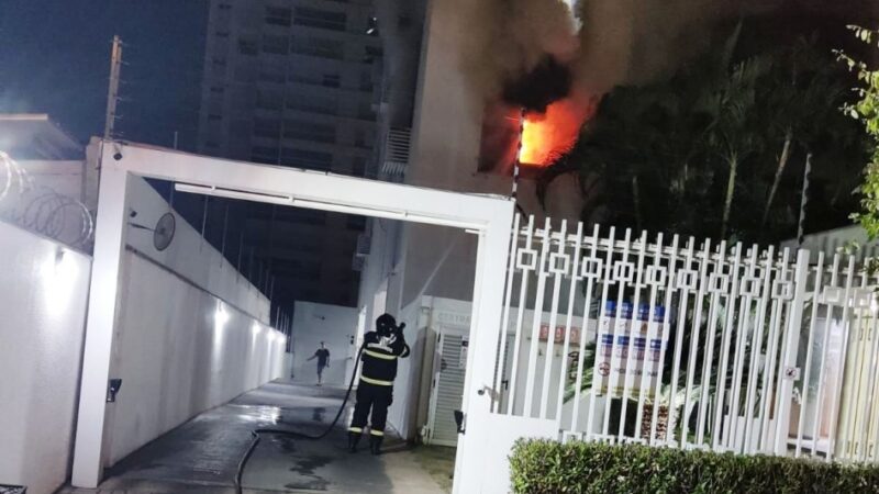 Bombeiros combatem incêndio em apartamento em Cuiabá