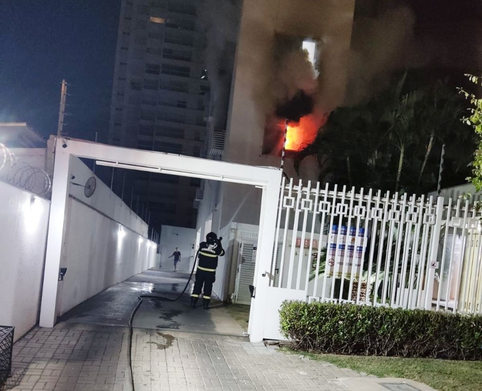 Bombeiros combatem incêndio em apartamento em Cuiabá