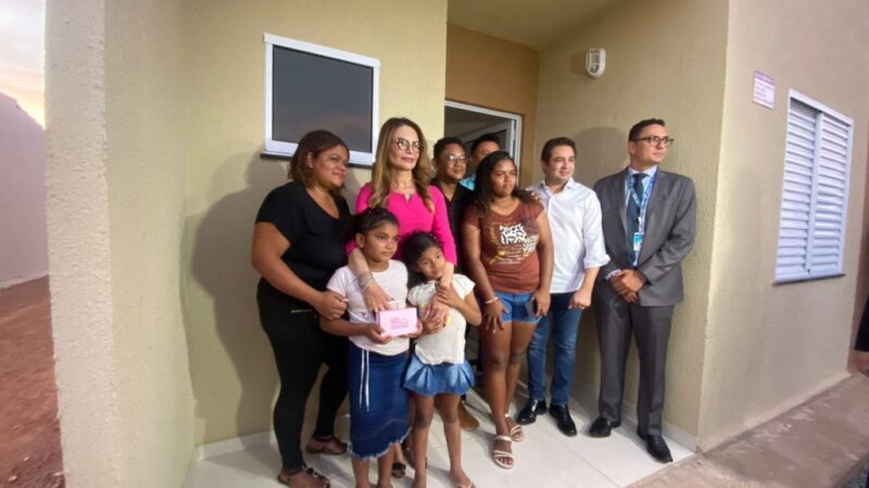 Primeira-dama de MT entrega 152 chaves de casas do Programa SER Família Habitação
