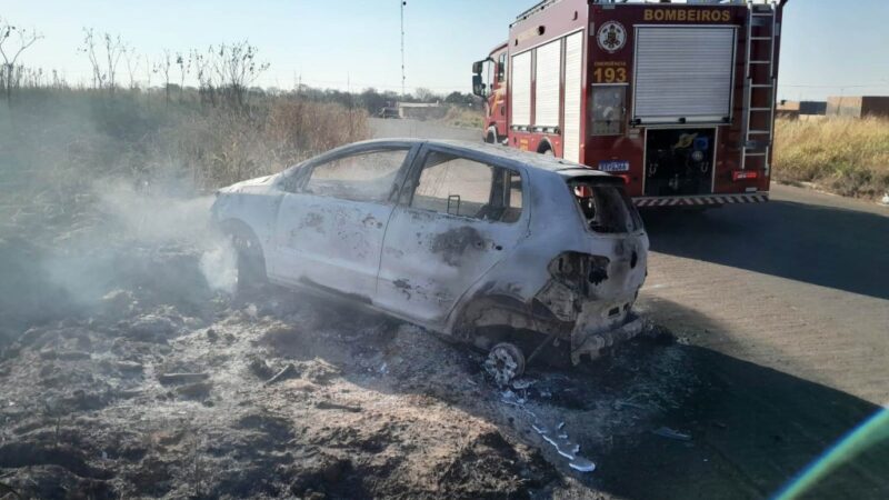 Bombeiros extinguem incêndio em veículos em Rondonópolis