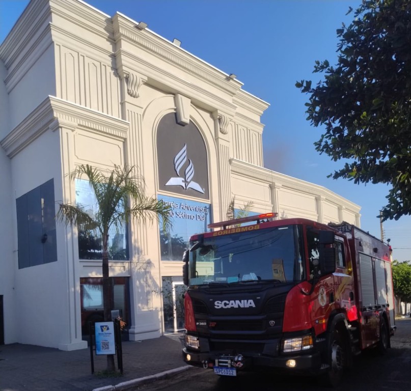 Corpo de Bombeiros combate incêndio em Igreja Adventista em Cuiabá