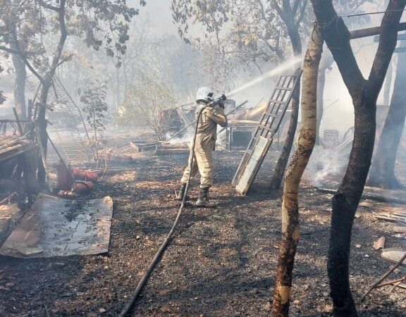 Corpo de Bombeiros combate incêndio em vegetação de terreno de ferro velho