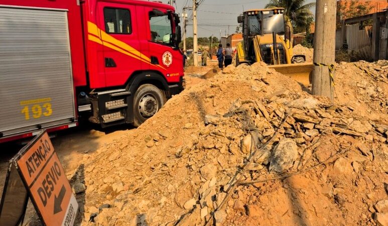 Bombeiros resgatam corpos de trabalhadores soterrados em Cuiabá; um foi a óbito