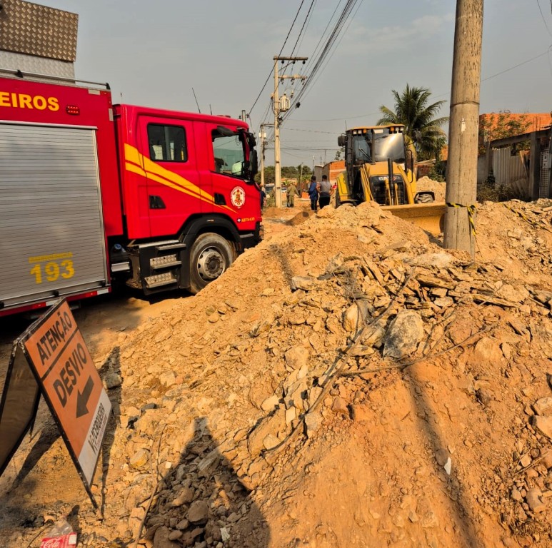 Bombeiros resgatam corpos de trabalhadores soterrados em Cuiabá; um foi a óbito