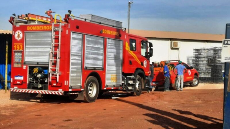 Bombeiros Militares socorrem vítima presa embaixo de empilhadeira em Rondonópolis