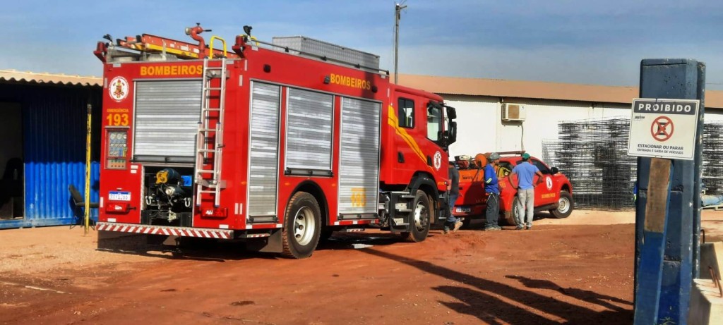 Bombeiros Militares socorrem vítima presa embaixo de empilhadeira em Rondonópolis