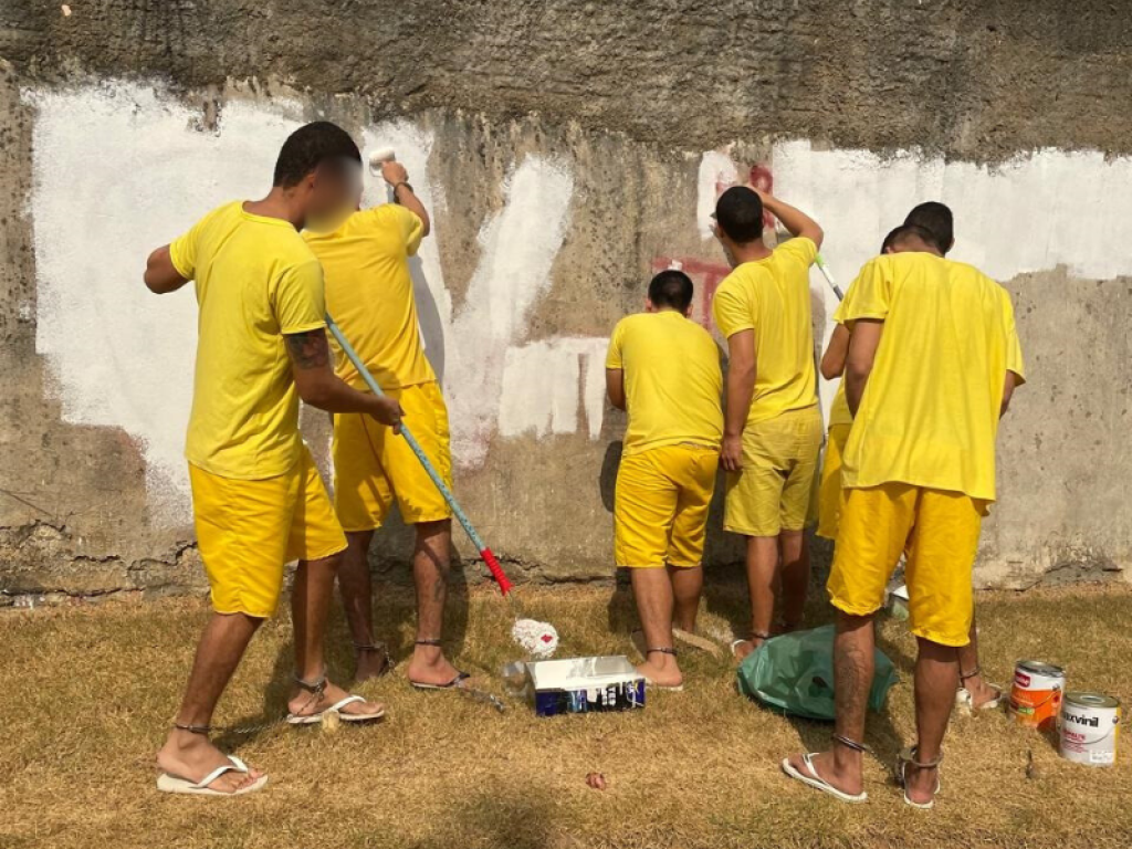 Forças de segurança utilizam mão de obra de reeducandos para remover pichações