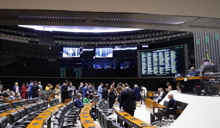 Câmara dos Deputados faz esforço concentrado para votar o segundo projeto da reforma tributária