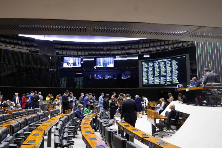 Câmara dos Deputados faz esforço concentrado para votar o segundo projeto da reforma tributária
