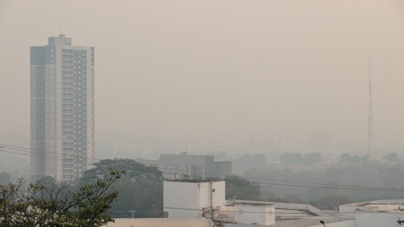 Frente fria “empurra” fumaça de incêndio de MS para Mato Grosso