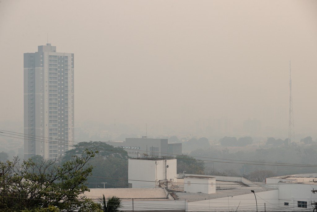 Frente fria “empurra” fumaça de incêndio de MS para Mato Grosso