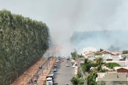 Fumaça de incêndio toma conta de cidade em MT; veja vídeos