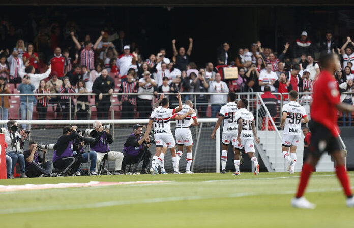 Com time reserva, São Paulo vence o Atlético-GO e cola no G4 do Brasileirão
