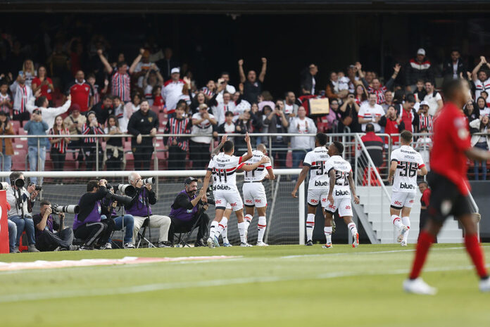 Com time reserva, São Paulo vence o Atlético-GO e cola no G4 do Brasileirão