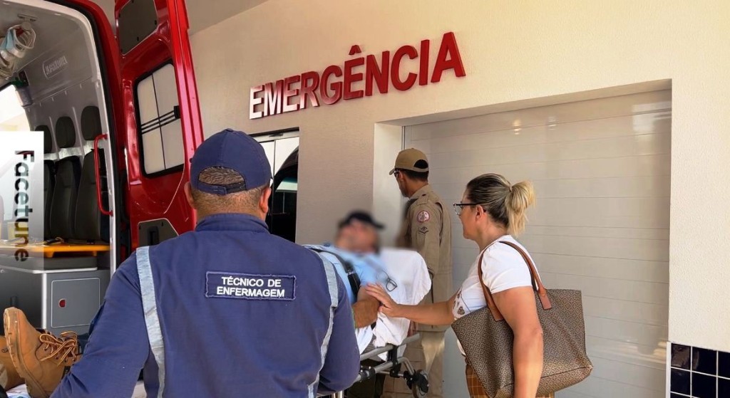 Bombeiros atendem idoso que caiu de telhado de 2,5 metros de altura