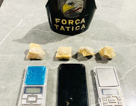 Força Tática prende jovem em flagrante por tráfico de drogas em Vila Rica