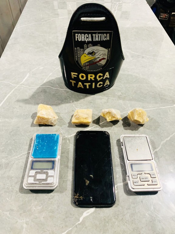 Força Tática prende jovem em flagrante por tráfico de drogas em Vila Rica