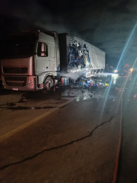 Bombeiros de Sinop combatem incêndio em carreta que transportava bebida alcoólica