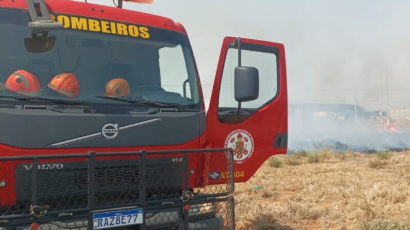 Bombeiros militares combatem incêndio em vegetação em Primavera do Leste
