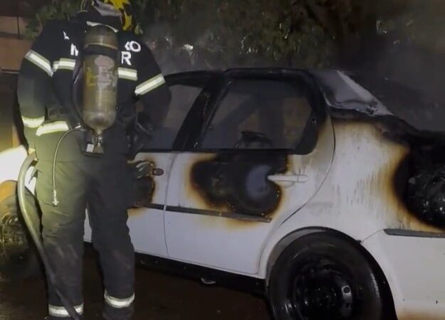 Bombeiros militares combatem incêndio em veículo em Sorriso