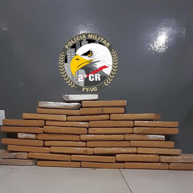 Força Tática apreende 48 tabletes de maconha e prende três homens por tráfico de drogas