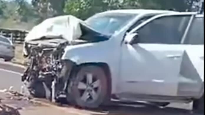 Colisão entre caminhonete e carro resulta nas mortes de defensora pública e os pais em rodovia de Mato Grosso