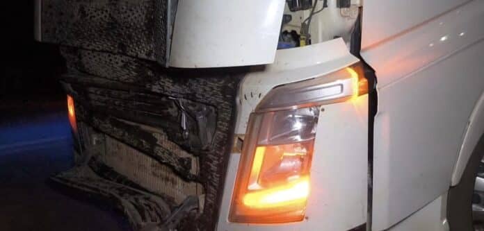 Mulher morre e criança fica ferida após colisão entre moto e carreta na BR-163 em Sinop