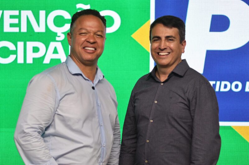 Convenção do PL: Cláudio Ferreira anuncia médico como vice-prefeito Nome de peso em Rondonópolis, Altemar Lopes é neurocirurgião e filiado ao Podemos O deputado estadual Cláudio Ferreira, candidato à Prefeitura de Rondonópolis pelo Partido Liberal (PL), fez uma escolha estratégica de peso para sua chapa. Neste domingo (4), durante a convenção municipal do PL, Cláudio Paisagista, como é conhecido, anunciou que o médico neurocirurgião Dr. Altemar Lopes, do Podemos, será seu vice na corrida eleitoral. Médico com residência em neurocirurgia e especialização em psiquiatria, Dr. Altemar mora em Rondonópolis há mais de 20 anos, com passagens de atendimentos pelo consórcio de saúde, pelo Hospital Regional e pela Santa Casa de Rondonópolis. Casado com a Dra. Aline Freitas, médica oncologista da Santa Casa de Misericórdia, Altemar também é pastor da igreja Visão Profética. “Nós conversamos com vários partidos e tínhamos um ponto em comum, um consenso, que não estaríamos discutindo quem ficaria com cargo na prefeitura, que não iriamos fatiar o orçamento público e nem loteamento da máquina estatal. Graças ao nosso bom Deus, a sabedoria, humildade e generosidade dos partidos que estão conosco e seus indicados é que anunciamos hoje o nome do nosso vice, o competente doutor Altemar Lopes”, afirmou Cláudio Ferreira. O nome do neurocirurgião foi apoiado pelo PSDB, Cidadania, DC, PRTB, Podemos e PP, que chancelaram a chapa para a disputa em Rondonópolis, que é terceira maior cidade de Mato Grosso. “São 23 anos ouvindo as dores do povo rondonopolitano e eu não poderia dizer não a este projeto. Não poderia ficar na zona de conforto. Vim para cá porque acredito no projeto do Cláudio Ferreira. Eu acredito na vitória. A mudança é uma missão e um propósito”, afirmou Dr. Altemar durante a convenção. Para o presidente do PL Mato Grosso, o ex-prefeito Ananias Filho, a candidatura de Cláudio representa a mudança e o compromisso com o bem coletivo, buscando atender a todos. “Aqui vemos a União de luz, de verdade e com princípios, não temos medo. Estamos acompanhados com que há de melhor, daqueles que querem transformação e querem trabalhar pelo povo. Aqui temos diálogo com o povo e respeito. Por outro lado, vemos os opositores que até ontem falavam mal um do outro, que era um contra o outro, fazendo agora aliança que é um verdadeiro ‘balaio de gato’, por puro interesse pessoal”. Ananias ainda reforçou que Cláudio e Dr. Altemar contam com o apoio de toda bancada federal e estadual do partido, além do ex-presidente Jair Bolsonaro e a presidente nacional do PL Mulher, Michelle Bolsonaro. “Estamos todos unidos por Rondonópolis”. Já o deputado federal José Medeiros afirmou que a chapa Cláudio e Altemar representa um basta na velha política que se reveza no poder há décadas. “Nós já vimos no passar dos anos o quanto é perigoso colocar a cidade nas mãos de quem não tem compromisso, por isso essa candidatura do PL representa a transformação, a volta da confiança da população no trabalho desses dois. Aqui em Rondonópolis Cláudio e Dr Altemar representam a mudança e o compromisso com um futuro melhor para a nossa cidade”. Medeiros ainda reforçou o trabalho realizado por Cláudio Paisagista, mesmo com pouco tempo de mandato. “O jardineiro conseguiu em menos de dois anos na Assembleia Legislativa trazer para Rondonópolis a primeira ressonância magnética do SUS, trouxe o tão sonhado asfalto da comunidade do Campo Limpo e criou a carteira de motorista gratuita. O Cláudio tem trabalhado por esse município e está preparadíssimo para ser o prefeito de Rondonópolis, nossa cidade precisa do Paisagista”, ressaltou. Com um projeto de mudança, o Partido Liberal pretende eleger vereadores em todos os partidos aliados, a fim de mudar o cenário da política local, com a renovação da Câmara Municipal. “Esse projeto aqui não busca interesses de elites políticas, mas sim o bem do povo rondonopolitano”, declarou Cláudio Ferreira. Na convenção, o PL anunciou que a base aliada de Cláudio Ferreira é composta pelos seguintes partidos: Podemos, PP, PSDB-Cidadania, DC e Novo. A convenção contou com a presença de diversas lideranças políticas como o presidente estadual da sigla, Ananias Filho, o secretário-geral do PL de Mato Grosso, José Márcio, o senador Wellington Fagundes (PL), os deputados federais Abílio Brunini (PL) e José Medeiros (PL), presidentes dos partidos aliados, candidatos vereadores, lideranças comunitárias, empresariais e de entidades de classe. Além disso, a presidente do Sispmur- Sindicato dos Servidores Públicos Municipais de Rondonópolis, a professora Geane Lina Teles e a médica Dra. Luciana Horta, também participaram do ato político que foi realizado na sede do PL de Rondonópolis.