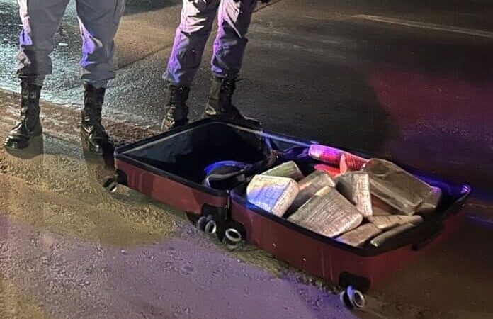 Condutor tenta fugir da PM e acaba detido com 20 tabletes de skunk na BR-163 em Sorriso