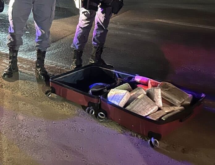 Condutor tenta fugir da PM e acaba detido com 20 tabletes de skunk na BR-163 em Sorriso