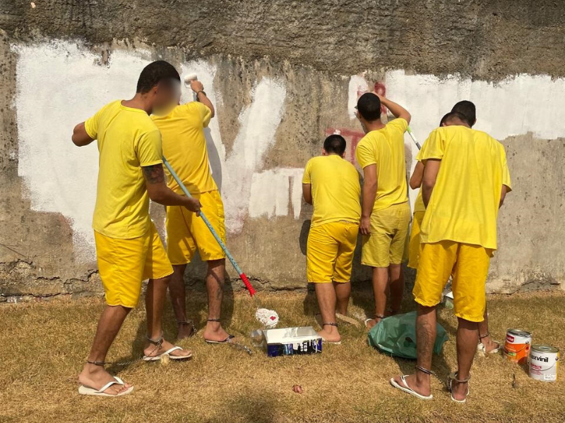 Forças de segurança utilizam mão de obra de reeducandos para remover pichações