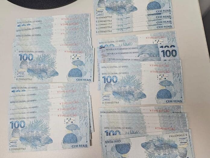 Mulher é presa pela Polícia Federal em MT após receber encomenda de notas falsas pelos Correios