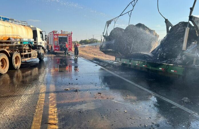 BR-163: Bombeiros auxiliam em combate a incêndio em carga de algodão em carreta