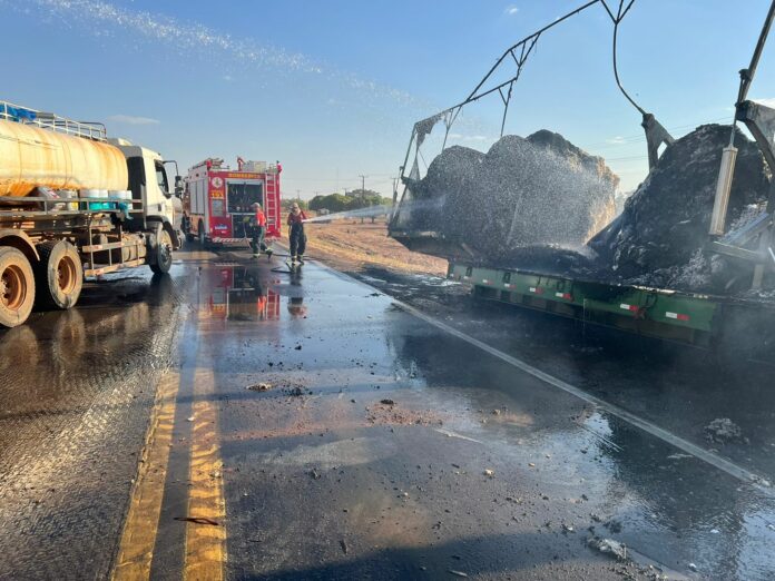 BR-163: Bombeiros auxiliam em combate a incêndio em carga de algodão em carreta