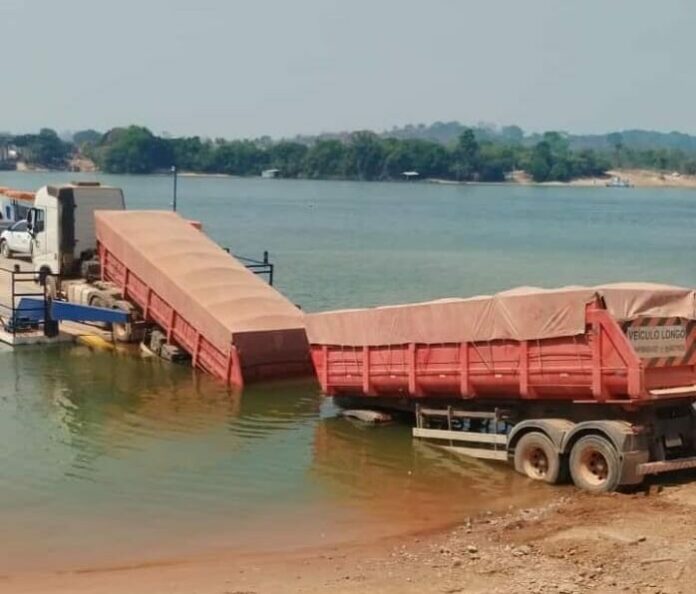MT-419: vagões de veículo de carga caem de balsa no rio Teles Pires