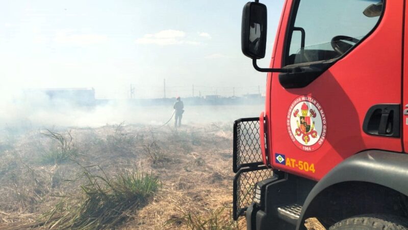 Corpo de Bombeiros extingue incêndio em vegetação de chácara em Primavera do Leste