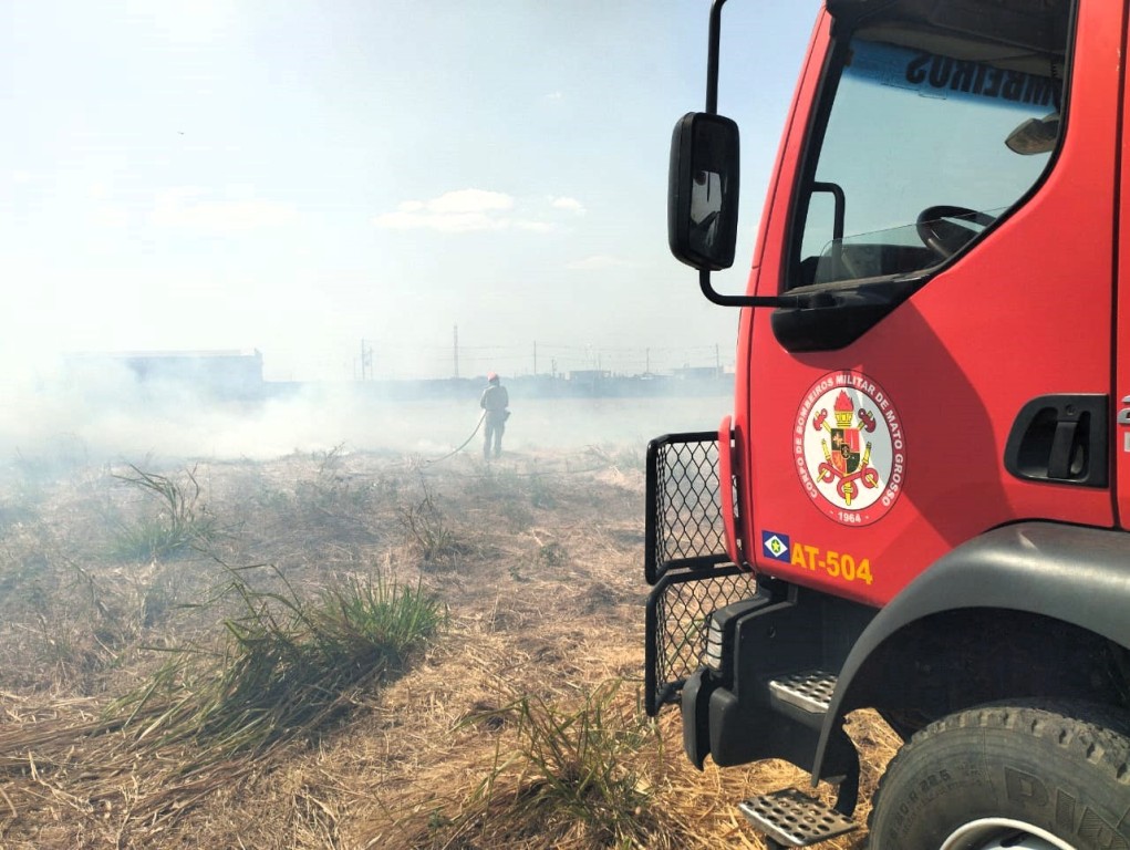 Corpo de Bombeiros extingue incêndio em vegetação de chácara em Primavera do Leste