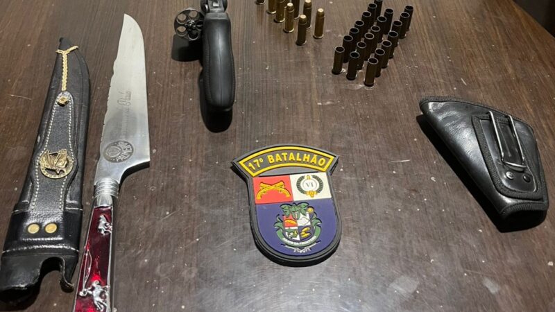 Motorista é preso pela PM após furar bloqueio e avançar Gol contra policiais