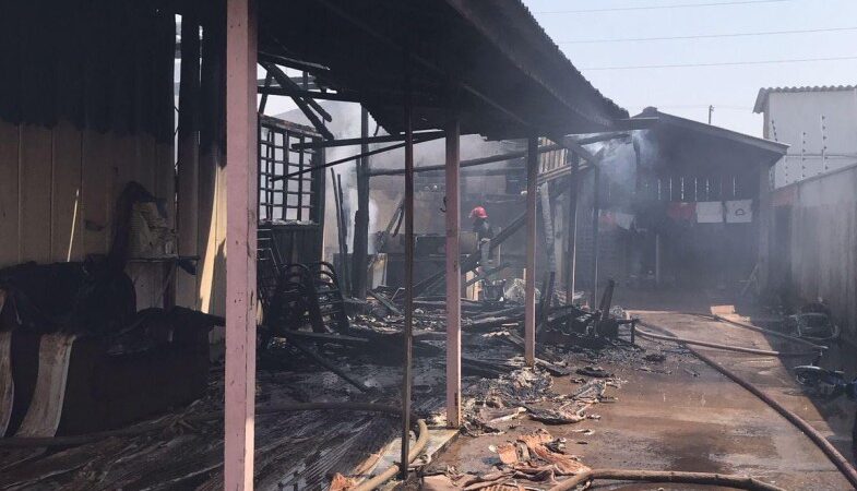 Bombeiros combatem incêndio em casa no interior do Estado