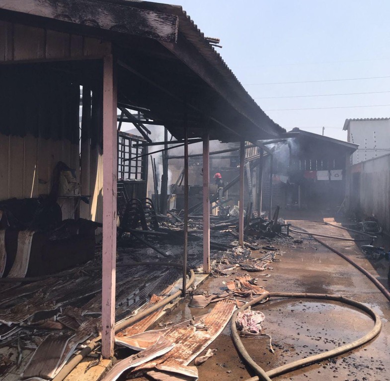Bombeiros combatem incêndio em casa no interior do Estado