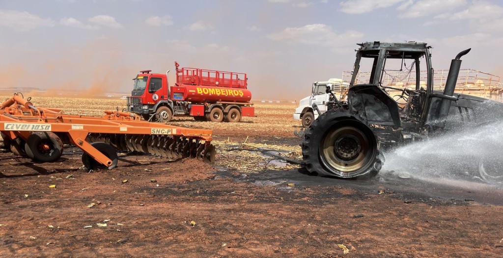 Bombeiros fazem vistoria em área de vegetação de fazenda após incêndio