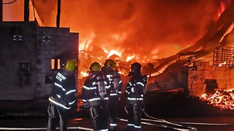 Corpo de Bombeiros combate incêndio em depósito de resíduos de indústria