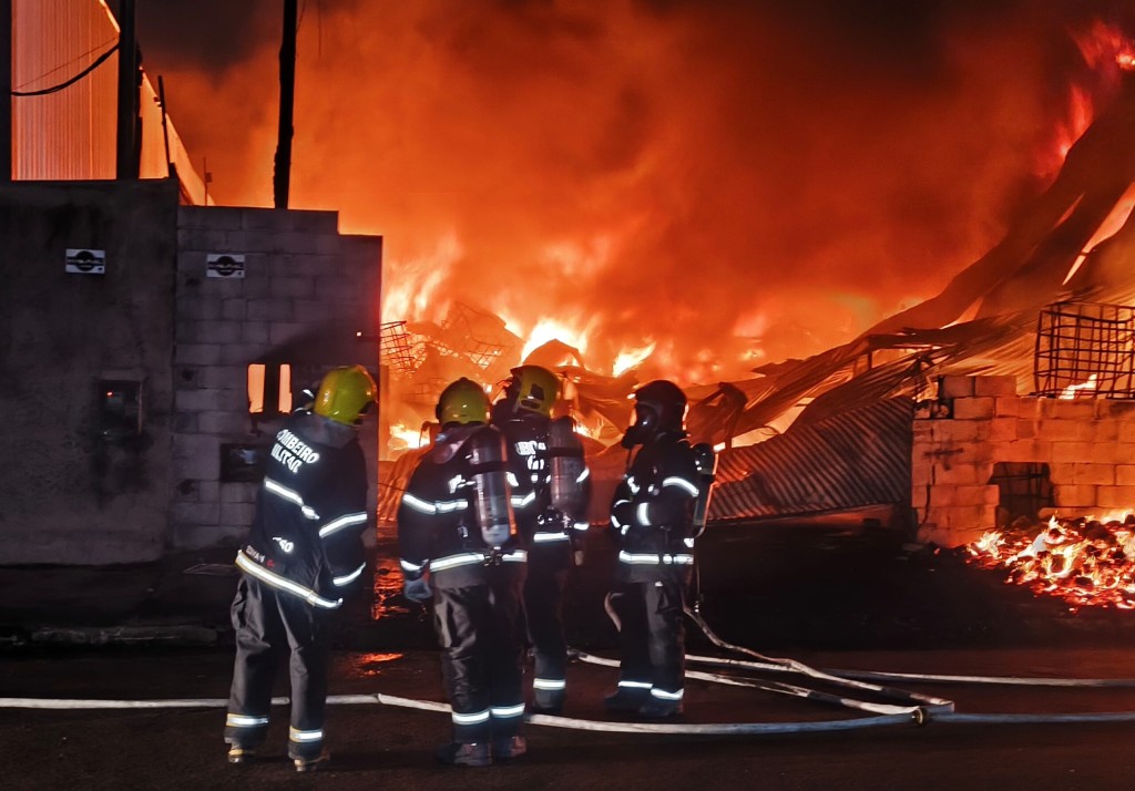 Corpo de Bombeiros combate incêndio em depósito de resíduos de indústria