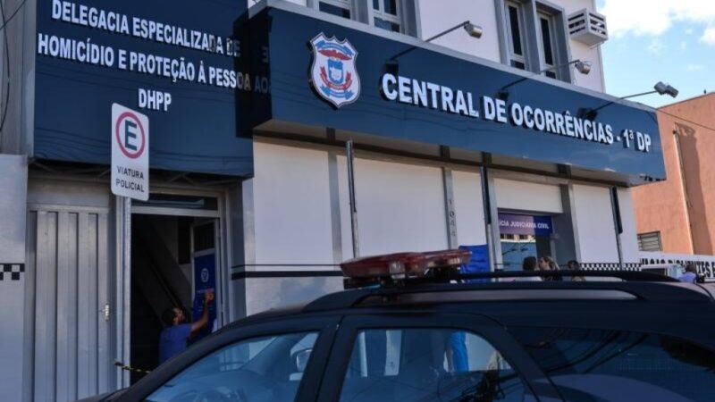 Polícia Civil prende foragido por homicídio ao interrogar suspeito em delegacia na capital