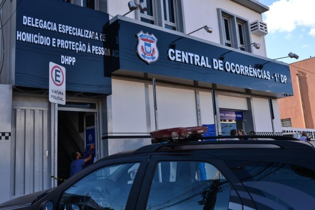 Polícia Civil prende foragido por homicídio ao interrogar suspeito em delegacia na capital